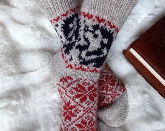 Calze di lana lavorate a mano con motivo nordico lettone, spesse e calde, perfette per l'inverno. Un regalo accogliente per lei o per lui con un riccio.