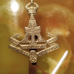 The Yorkshire Regiment Original WW1 Cap Badge