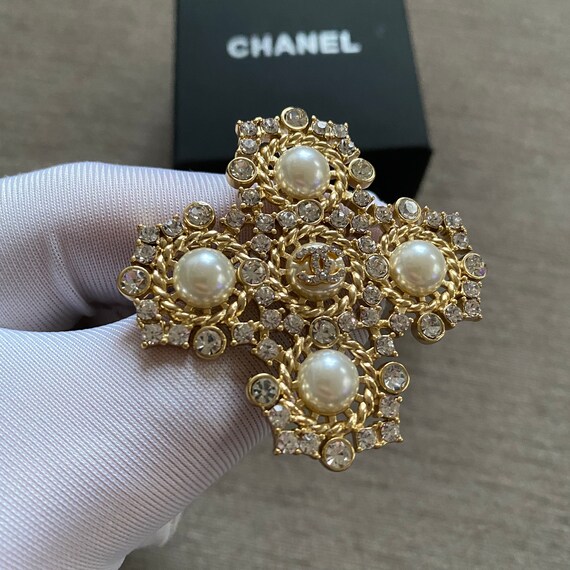 Classic Chanel crystals & pearls brooch pin