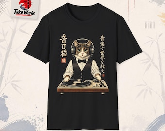 Camiseta vintage japonesa com ilustração de gato músico e toca-discos de DJ.