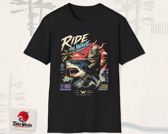 Gato Cavalgando um Tubarão - Camiseta Unissex Softstyle com Capacete de Gato Viking em Passeio no Oceano