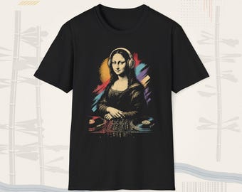 Camiseta com estampa do esboço da Mona Lisa e pinceladas coloridas