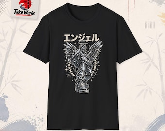 Camiseta com estampa de anjo gótico, asas e texto em japonês.