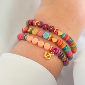 Pulsera con nombre, inicial personalizada, cuentas de concha de colores, pulsera de cuentas de piedra natural, cuentas de letras personalizables, regalo de corazón dorado