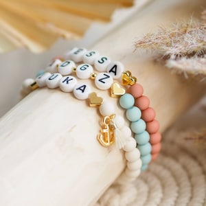 Schmuckpraline | Personalisiertes Armband Name Initialen Perlenarmband Herz Namensarmband Initialenarmband Geschenk Liebe Freundschaft Gold