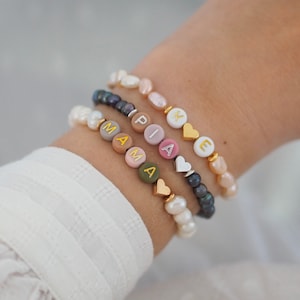 Pulsera con nombre, inicial personalizada, perlas de agua dulce, perlas de concha, pulsera de perlas, letras personalizables, perlas, corazón dorado colorido, regalo