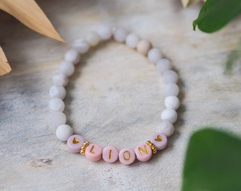 Bracelet prénom bracelet perlé personnalisé bracelet personnalisable initiales lettre perles pierre naturelle agate coloré gris coeur cadeau