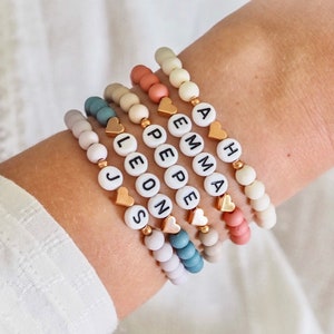 Schmuckpraline | Personalisiertes Armband Name Initialen Perlenarmband Herz Namensarmband Initialenarmband Geschenk Liebe Freundschaft Gold