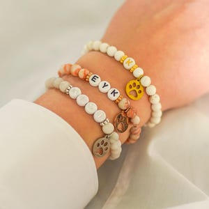 Namensarmband personalisiert Perlenarmband personalisierbar Initiale Buchstabenperlen Naturstein Marmoriert Erinnerung Hund Pfote Geschenk