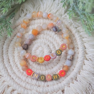 Namensarmband personalisiert Perlenarmband personalisierbar Initiale Buchstaben Natursteinperlen Achat Bunt Gold Herz Geschenk Muttertag