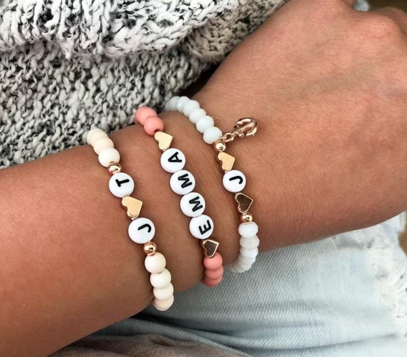 Bracciale di perle Nome personalizzato Iniziali Lettere Lettera Perline Oro Oro rosa Nome desiderato Amore Amicizia Cuore Regalo mamma immagine 4