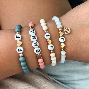 Bracciale di perle Nome personalizzato Iniziali Lettere Lettera Perline Oro Oro rosa Nome desiderato Amore Amicizia Cuore Regalo mamma immagine 3