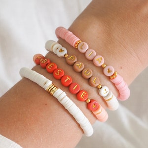 Schmuckpraline | Armband personalisiert Name Initiale Buchstabenperlen Roségold Herz personalisierbar, Geschenk Mama Heishi Perlen Bunt