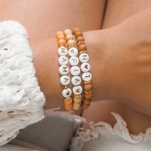 Schmuckpraline | Armband personalisiert, Name, Initiale, Buchstaben, Herz, Gold, Geschenk, Freundschaftsarmband, Mama Perlen Bunt