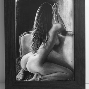 Può includere: Un disegno a carboncino in bianco e nero di una donna nuda seduta su una sedia, che guarda lontano dallo spettatore. La donna ha i capelli lunghi e indossa una posa semplice.