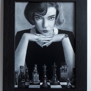Può includere: Disegno in bianco e nero di una donna con i capelli corti seduta a un tavolo da scacchi. La scacchiera è decorata con bottiglie di alcol in miniatura e una bottiglia di pillole con il testo "One tablet per day Dr. Philmore" sopra.