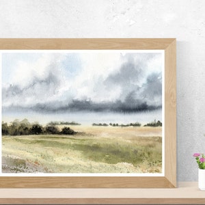 K&ouml;nnte beinhalten: Ein Aquarellgem&auml;lde einer Landschaft mit einem Grasfeld und einem bew&ouml;lkten Himmel. Der Himmel ist eine Mischung aus Hellblau und Grau, mit dunkelgrauen Wolken, die den gr&ouml;&szlig;ten Teil des Himmels bedecken. Das Feld ist hellgr&uuml;n, mit ein paar B&auml;umen in der Ferne.