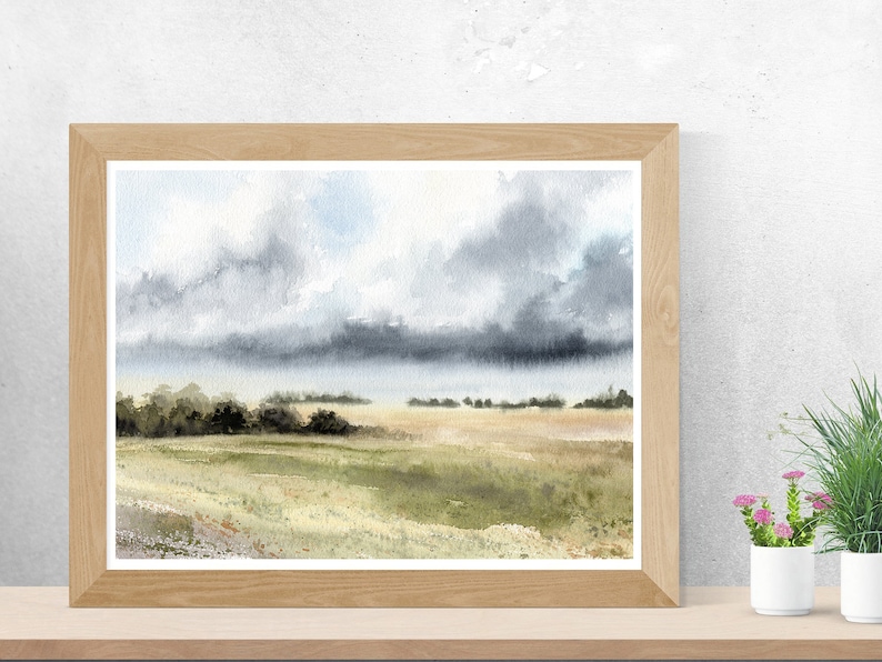 K&ouml;nnte beinhalten: Ein Aquarellgem&auml;lde einer Landschaft mit einem Grasfeld und einem bew&ouml;lkten Himmel. Der Himmel ist eine Mischung aus Hellblau und Grau, mit dunkelgrauen Wolken, die den gr&ouml;&szlig;ten Teil des Himmels bedecken. Das Feld ist hellgr&uuml;n, mit ein paar B&auml;umen in der Ferne.