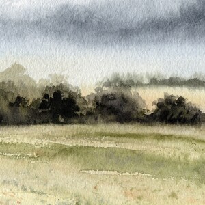 K&ouml;nnte beinhalten: Ein Aquarellbild einer Landschaft mit einem Feld im Vordergrund und einer Baumreihe im Hintergrund. Der Himmel ist hellgrau mit dunkelgrauen Wolken.