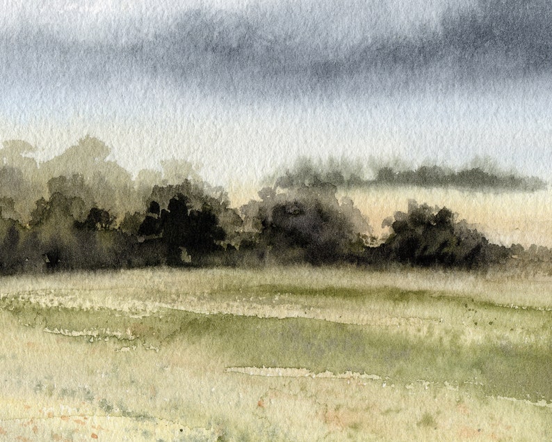 K&ouml;nnte beinhalten: Ein Aquarellbild einer Landschaft mit einem Feld im Vordergrund und einer Baumreihe im Hintergrund. Der Himmel ist hellgrau mit dunkelgrauen Wolken.