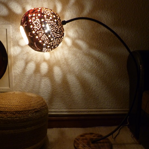 Lampe "Syrabô", lampe d'ambiance en calebasse sculptée