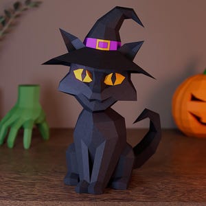 Może przedstawiać: Czarna figurka kota w stylu low-poly, nosząca czarny kapelusz czarownicy z fioletową opaską i żółtą klamrą. Kot ma ostre, kanciaste rysy i jasne żółte oczy z pionowymi źrenicami, siedzi w pozycji z ogonem zakrzywionym do góry.