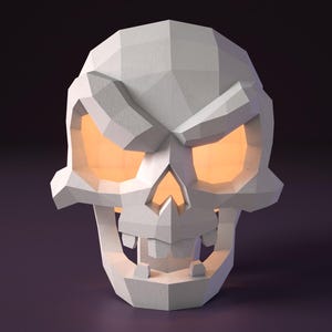 Puede incluir: Una escultura de cráneo blanco de estilo low-poly con facetas geométricas afiladas y arcos superciliares angulares. Las cuencas de los ojos y la cavidad nasal están iluminadas desde el interior, emitiendo un cálido y suave brillo naranja.