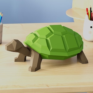 Op de afbeelding: Een low-poly schildpadfiguur met een felgroen geometrisch schild en een bruin lichaam. De schildpad is weergegeven met scherpe, hoekige facetten, wat een duidelijk polygonaal ontwerp laat zien dat het wezen een gestructureerd uiterlijk geeft.