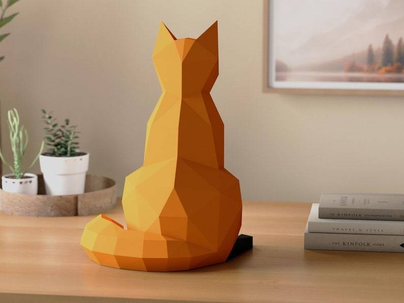 Pode incluir: Uma escultura geom&eacute;trica de uma raposa laranja, vista por tr&aacute;s, est&aacute; sobre uma superf&iacute;cie de madeira. A raposa tem um design poligonal e uma cauda longa e curva. A escultura &eacute; um item decorativo, adequado para decora&ccedil;&atilde;o de casa.
