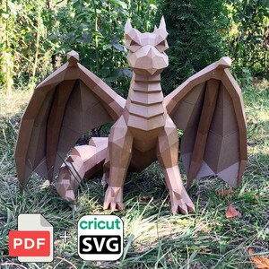 Peut inclure: Une grande sculpture de dragon géométrique marron avec des ailes déployées, dans un environnement extérieur herbeux. Le dragon est fait de carton ou d'un matériau similaire. Inclut les icônes PDF et SVG.