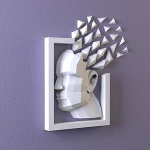 K&ouml;nnte beinhalten: Wei&szlig;e geometrische Wandkunst mit einem menschlichen Kopf in einem wei&szlig;en Rahmen, wobei geometrische Formen vom Kopf ausgehen. Das Kunstwerk ist an einer strukturierten lila Wand angebracht und schafft ein modernes, abstraktes Design.