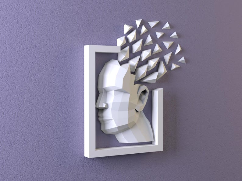 K&ouml;nnte beinhalten: Wei&szlig;e geometrische Wandkunst mit einem menschlichen Kopf in einem wei&szlig;en Rahmen, wobei geometrische Formen vom Kopf ausgehen. Das Kunstwerk ist an einer strukturierten lila Wand angebracht und schafft ein modernes, abstraktes Design.