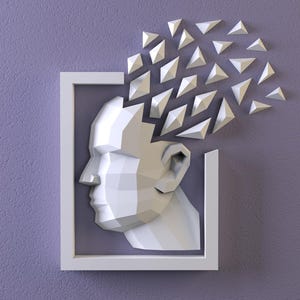 K&ouml;nnte beinhalten: Eine wei&szlig;e, geometrische menschliche Kopfskulptur mit quadratischem Rahmen, montiert an einer strukturierten lila Wand. Der Kopf zerbricht, mit dreieckigen Teilen, die davonschweben. Moderne Kunst.