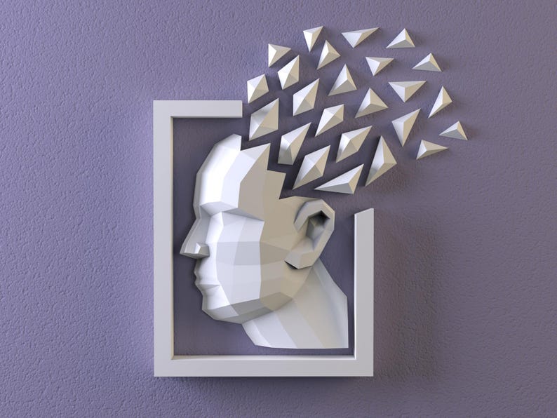 K&ouml;nnte beinhalten: Eine wei&szlig;e, geometrische menschliche Kopfskulptur mit quadratischem Rahmen, montiert an einer strukturierten lila Wand. Der Kopf zerbricht, mit dreieckigen Teilen, die davonschweben. Moderne Kunst.