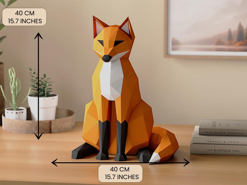 Pode incluir: Uma escultura geom&eacute;trica de raposa laranja, com 40 cm de altura e largura, com pernas pretas e peito e ponta da cauda brancos. A raposa &eacute; feita de papel ou cart&atilde;o dobrado e est&aacute; sobre uma superf&iacute;cie de madeira.