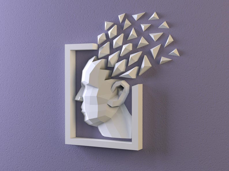 K&ouml;nnte beinhalten: Ein wei&szlig;es, geometrisches Wandkunstwerk, das einen menschlichen Kopf in einem rechteckigen Rahmen darstellt. Der Kopf besteht aus winkligen Ebenen, wobei dreieckige Formen von oben ausgehen und Gedanken oder Ideen andeuten. Das Kunstwerk ist an einer lila Wand angebracht.