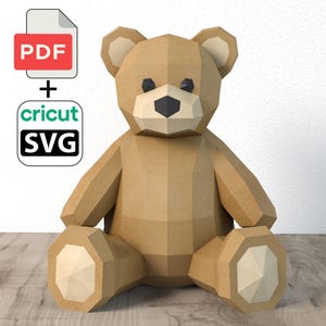 Könnte beinhalten: Ein geometrischer Papier-Teddybär in Braun- und Beigetönen. Der Bär hat ein polygonales Design und sitzt. Ein PDF- und Cricut SVG-Dateisymbol befindet sich in der oberen linken Ecke.