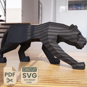 Pode incluir: Escultura de pantera geométrica preta em pose de caminhada. A escultura é feita de formas angulares, dando-lhe uma estética moderna e de baixo polígono. A imagem também inclui ícones de arquivos PDF e SVG prontos para corte.