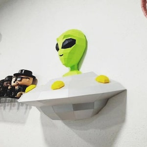 Extraterrestre DIY en un OVNI hecho de decoración de pared de papel