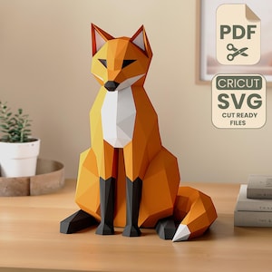 Peut inclure: Une sculpture géométrique en papier représentant un renard, dans des tons d'orange, de blanc et de noir, posée sur une surface en bois. Le renard a une poitrine blanche et une queue touffue. Le texte "PDF" et "CRICUT SVG CUT READY FILES" est également visible.