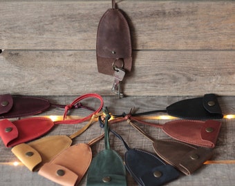 Leather key holder with pull strap, keychain, key pouch, handmade key case, Gift Him, Gift Her, Gift Idea