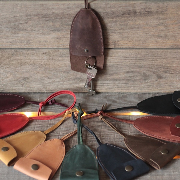 Leather key holder with pull strap, keychain, key pouch, handmade key case, Gift Him, Gift Her, Gift Idea