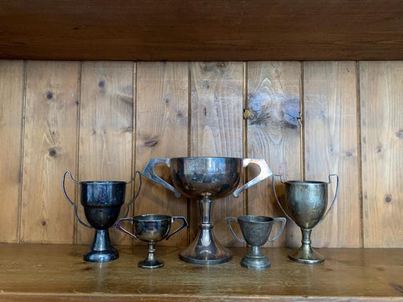 5 個のヴィンテージトロフィー (82) シルバープレートトロフィー