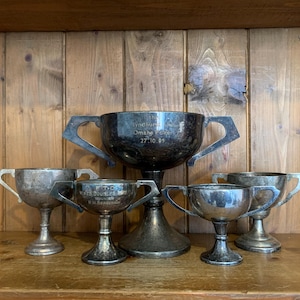 Vintage Sammlung von 5 Silberplatten sportliche Trophäen, Trophäe, Trophäen, Sportartikel, Sport, Tassen, Medaillen