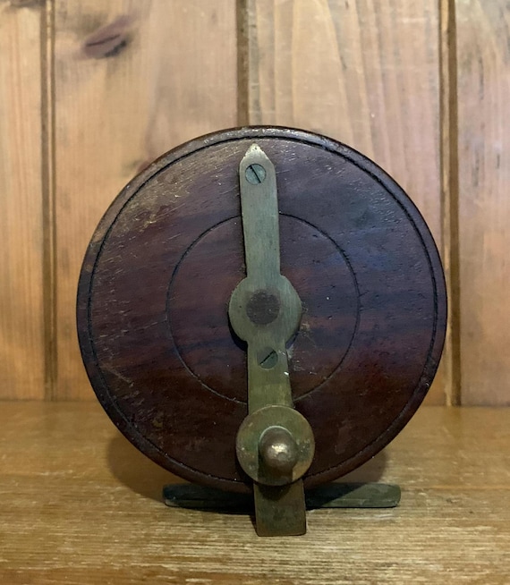 Moulinet ancien en bois, bobine de canette, outil primitif - Canada Moulinet ancien en bois, bobine de canette, outil primitif - Canada