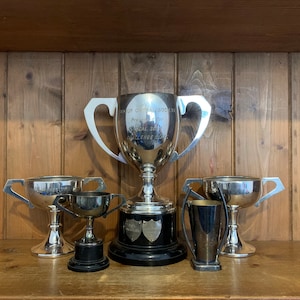 Vintage Sammlung von 5 Silberplatten sportliche Trophäen, Trophäe, Trophäen, Sportartikel, Sport, Tassen, Medaillen