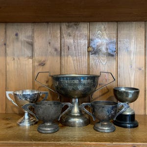 Vintage Sammlung von 5 Silberplatten sportliche Trophäen, Trophäe, Trophäen, Sportartikel, Sport, Tassen, Medaillen. A