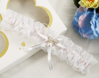 White lace garter for bride, Keepsake elegant garter belt, Pearls bridal leg garter, Accessories lingerie