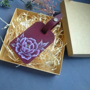 Étiquette à bagage en cuir bordeaux, étiquette de bagage personnalisée, étiquette de bagage peinte à la main, kit de voyage en cuir, étiquette de sac de voyage, cadeau de voyage personnalisé