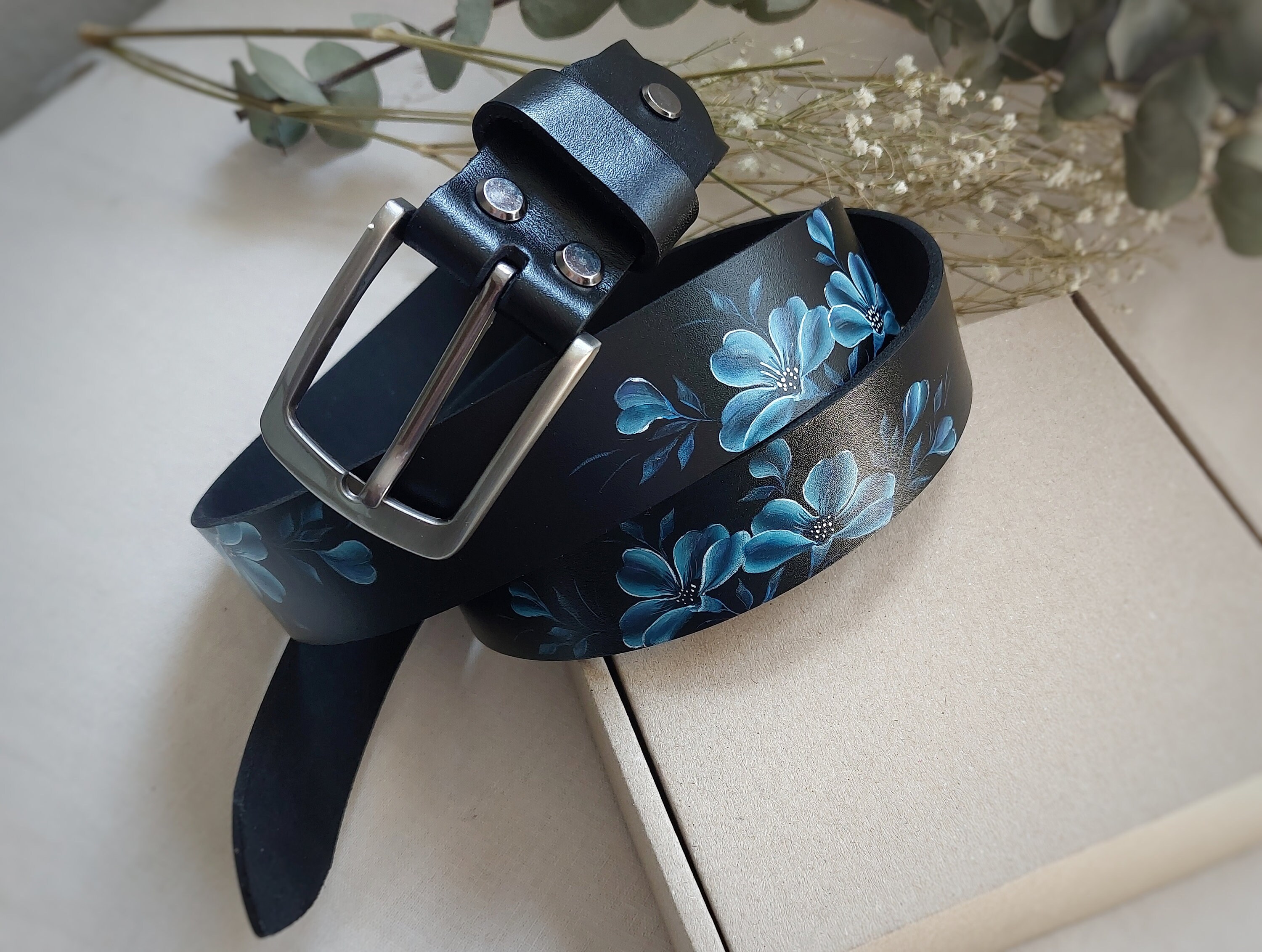 Handmade Black Leather Belt: Floral Tooled Design, Women display picture 1